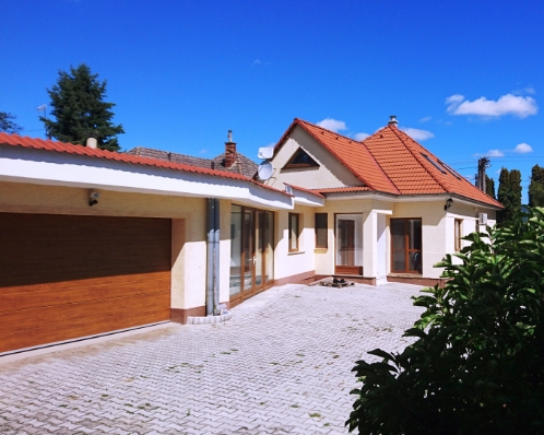 Radošina časť Bzince - krásne zrekonštruovaný dom s bazénom