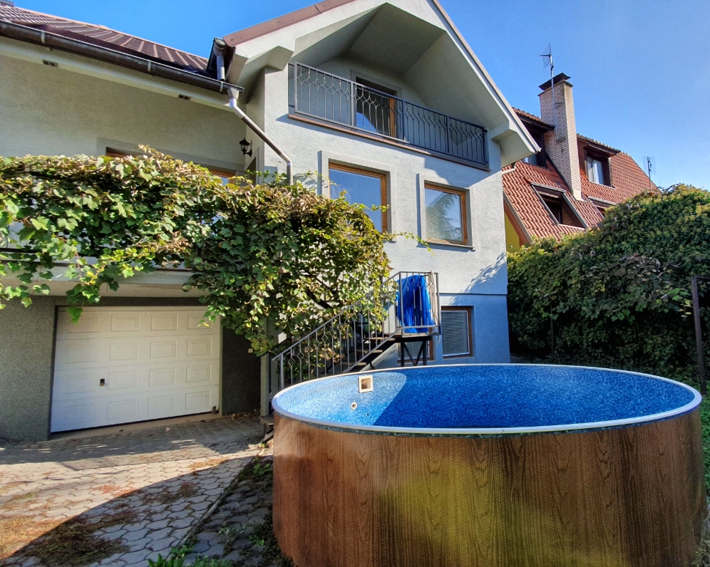 Rodinný dom, 6 izieb, garáž, sauna, bazén v obci Banka