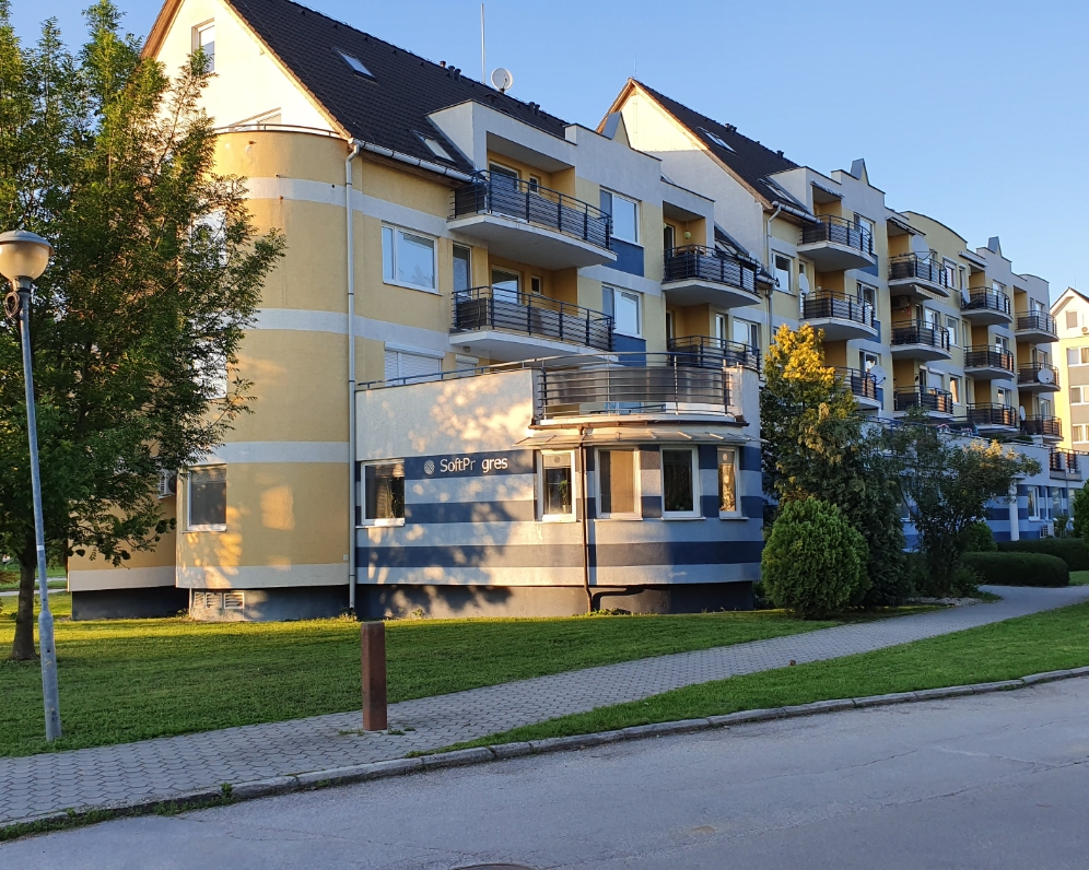 Podkrovný jednoizbový open-space byt v zelenom prostredí