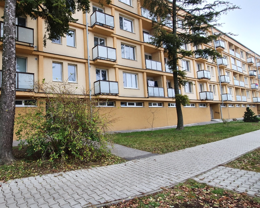 Dvojizbový byt s balkónom a loggiou pri nábreží rieky Váh